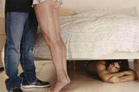 Chồng giấu tình nhân dưới gầm giường vì sợ vợ phát hiện