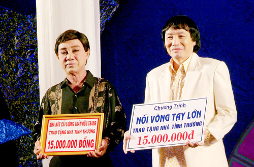 NSƯT Thanh Sang và Minh Vương trong lễ trao tặng nhà tình thương cho đồng bào nghèo do Sân khấu Vàng tổ chức năm 2007 tại rạp Hưng Đạo. Công trình này đã trao hơn 30 căn nhà tình thương cho đồng bào nghèo