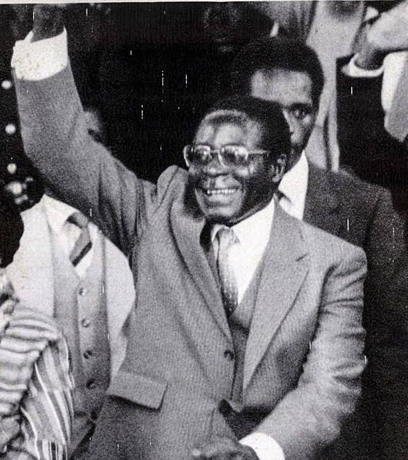 [e-Magazine] - Tổng thống Zimbabwe: Từ vị anh hùng thành kẻ tham quyền - Ảnh 2.