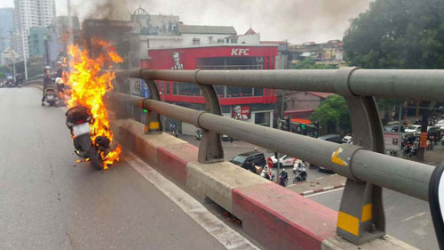 
Chiếc xe ga bất ngờ bốc cháy ngùn ngụt trên cầu vượt Láng Hạ - Lê Văn Lương
