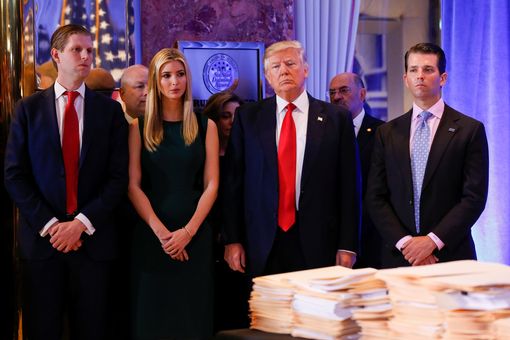 Ông Trump và những người con tham gia họp báo hôm 11-1. Ảnh: REUTERS