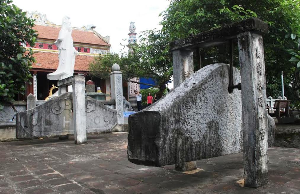  Đ&ocirc;i kh&aacute;nh đ&aacute; cổ h&agrave;ng trăm năm tr&ecirc;n n&uacute;i Ốc Sơn (huyện H&agrave; Trung - Thanh H&oacute;a) 