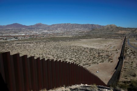 Hàng rào dọc biên giới Mỹ - Mexico đoạn chạy qua công viên Sunland - Mỹ. Ảnh: REUTERS