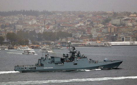 Bị IS đe dọa, tàu hải quân Nga được hộ tống - Ảnh 1.