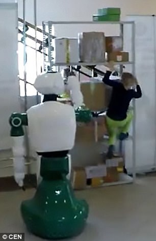 Cận cảnh Robot Nga cứu bé gái dù không được lập trình - Ảnh 2.