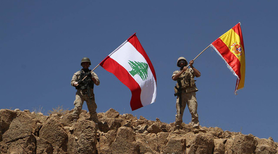 Quân Lebanon đã giành lại tiền đồn từ tay tổ chức khủng bố IS, thể hiện sự bảo vệ và sự kiên cường của lực lượng an ninh quốc gia. Khi kéo lá cờ Tây Ban Nha lên trên đỉnh đồi, quân đội cho thấy tinh thần đoàn kết và sự giành lại sự kiểm soát của đất nước. Hãy xem hình ảnh này để cảm nhận sự quyết tâm của những người lính chống lại địch thù.