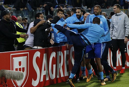 Kungfu huyền ảo, Patrice Evra bị đuổi khỏi Marseille - Ảnh 1.