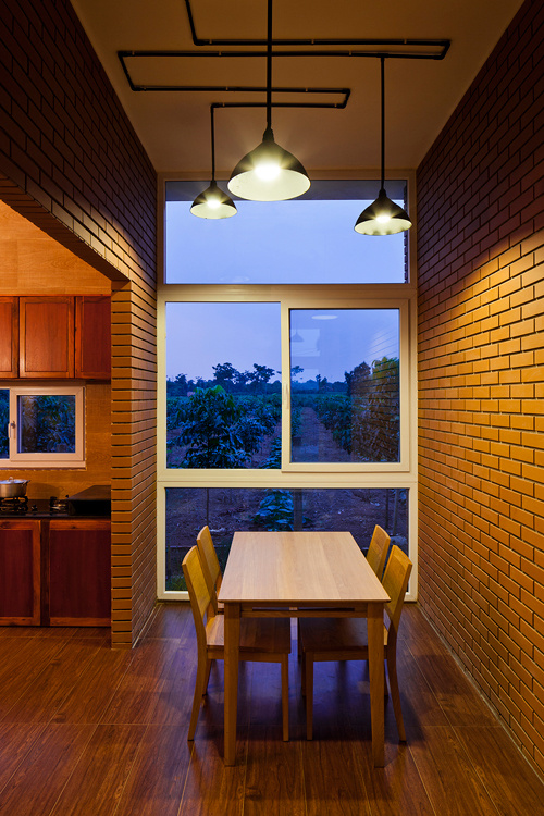 
Màu gạch đỏ, sàn gỗ nâu cùng đèn bố trí hợp lý giúp ngôi nhà có cảm giác ấm cúng. Phòng nào trong nhà cũng có thể nhìn ra khung cảnh thoáng rộng bên ngoài.

