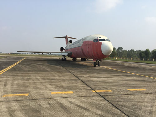 Chiếc Boeing 727-223 bị bỏ tại sân bay quốc tế Nội Bài Ảnh: Linh Nguyễn