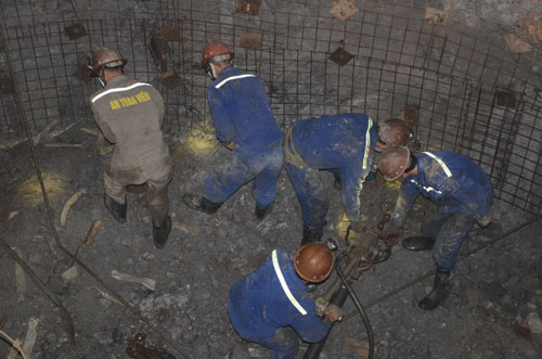 Công nhân Công ty CP Than Hà Lầm thuộc TKV làm việc trong hầm khai thác Ảnh: VĂN DUẨN