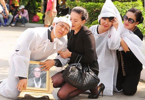 Cảnh đám tang của nhân vật do NSƯT Thành Lộc đóng trong phim “Cha rơi”. (Ảnh do đoàn phim cung cấp)