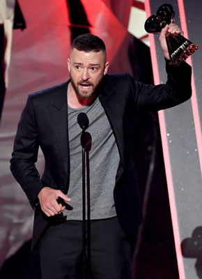 Justin Timberlake nhận giải thưởng iHearRadio 2017 Ảnh: BILLBOARD