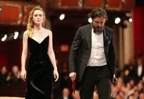 Brie Larson và Casey Affleck tại lễ trao giải Oscar 89 Ảnh: OSCAR