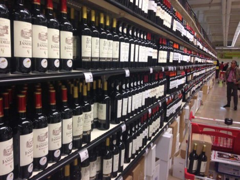 
Một gian hàng rượu vang khổng lồ tại siêu thị Pháp. Ảnh: Thelocal.fr
