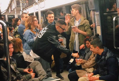
Vui vẻ tiệc tùng trên tàu điện ngầm. Ảnh: Thelocal.fr
