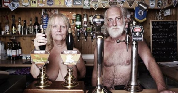 Độc và dị, ngôi làng toàn người khỏa thân ở Anh