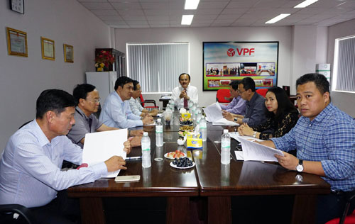 Trưởng BTC V-League 2017 Nguyễn Minh Ngọc (bìa phải) xin từ chức nhưng VPF không chấp nhận Ảnh: QUANG LIÊM