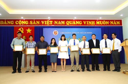 Khen thưởng các cá nhân, đơn vị xuất sắc trong năm 2016