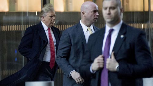 Tổng thống đắc cử Mỹ Donald Trump (trái) rời một cuộc họp ở TP New York hôm 6-1 Ảnh: AP