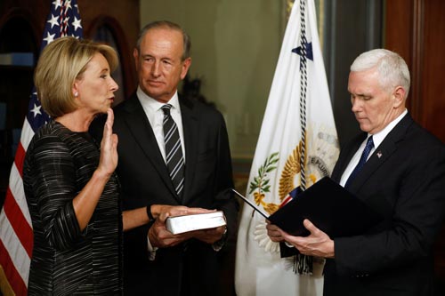 Bà Betsy DeVos tuyên thệ nhậm chức Bộ trưởng Giáo dục tại Nhà Trắng hôm 7-2 nhờ lá phiếu của Phó Tổng thống Mike Pence (phải) Ảnh: REUTERS