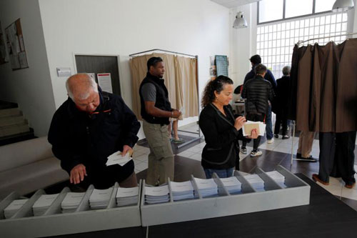Cử tri bỏ phiếu tại TP Marseille - Pháp ngày 23-4 Ảnh: REUTERS
