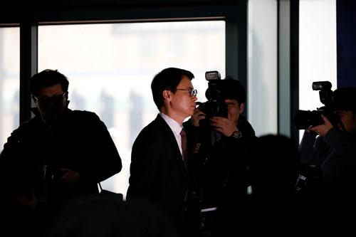 Ông Lee Kyu-chul, người phát ngôn của nhóm công tố viên đặc biệt, gặp gỡ báo chí ngày 28-2 Ảnh: REUTERS