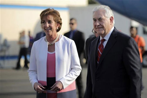 Đại sứ Mỹ tại Mexico Roberta Jacobson (trái) tiếp đón Ngoại trưởng Mỹ Rex Tillerson tại sân bay quốc tế Benito Juarez - Mexico hôm 22-2 Ảnh: AP