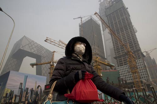 Khói mù bao trùm thủ đô Bắc Kinh - Trung Quốc hôm 6-1 Ảnh: AP