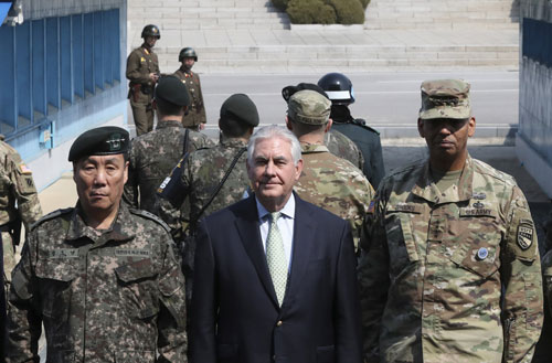 Ngoại trưởng Mỹ Rex Tillerson (giữa) thăm biên giới liên Triều ngày 17-3 Ảnh: REUTERS