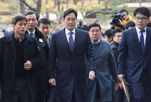 Ông Lee Jae-yong (giữa) đến tòa án Seoul hôm 16-2 Ảnh: REUTERS