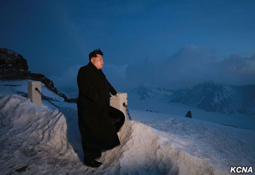 Nhà lãnh đạo Triều Tiên Kim Jong-un bên ngọn núi tuyết phủ Paektu Ảnh: KCNA