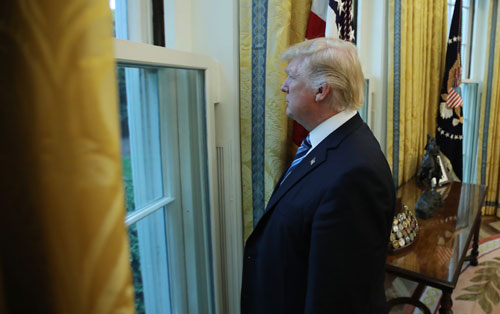 Tổng thống Trump tại Phòng Bầu dục của Nhà Trắng hôm 27-1 Ảnh: REUTERS