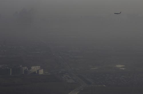 Máy bay giữa màn khói mù ở ngoại ô thủ đô Bắc Kinh Ảnh: REUTERS