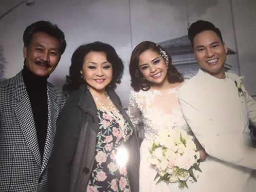 
Vợ chồng ca sĩ Hương Lan mừng đám cưới của vợ chồng Đình Bảo. Ảnh: Facebook
