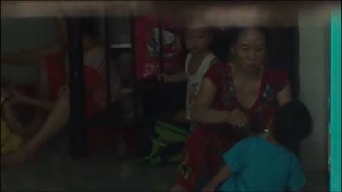
Cảnh bảo mẫu bạo hành các bé mầm non trên địa bàn quận Gò Vấp (Ảnh cắt từ clip)
