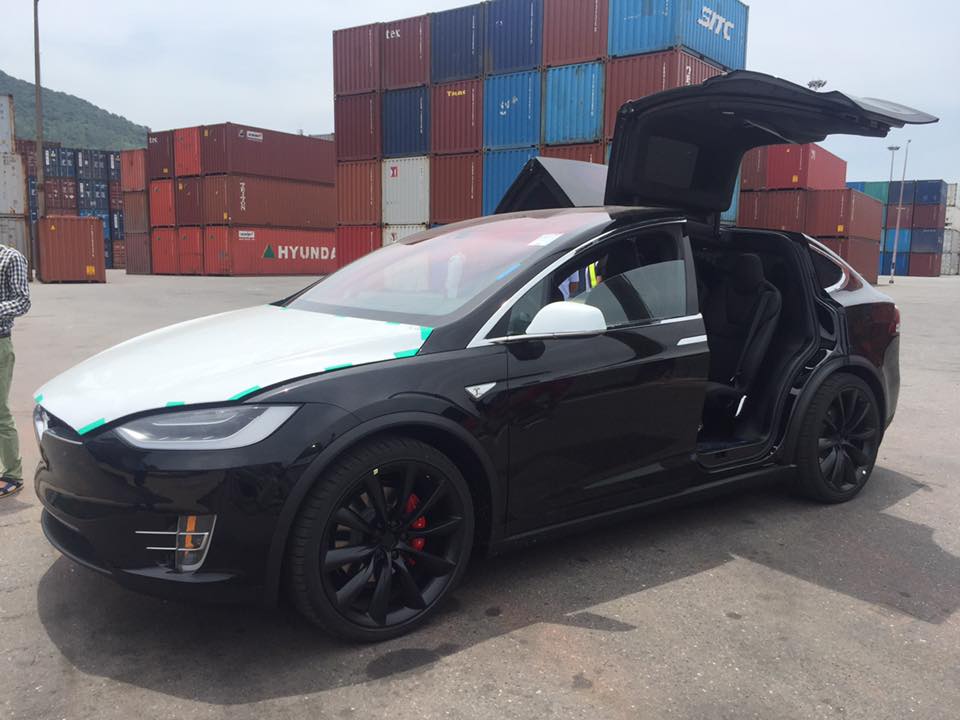 Soi kỹ thiết kế và đi thử xe bán tải chạy điện Tesla Cybertruck