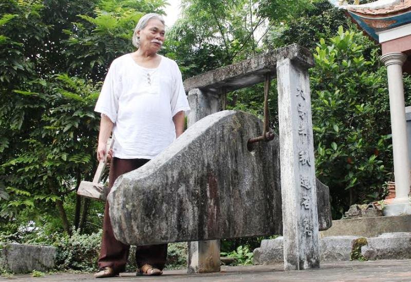  Khi cầm vồ g&otilde; v&agrave;o kh&aacute;nh đ&aacute; ng&acirc;n vang như chu&ocirc;ng đồng 