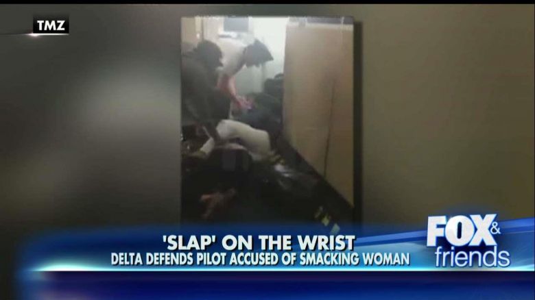 
Phi công của hãng Delta Airlines (Mỹ) tát hành khách nữ đang ẩu đả. Ảnh: FOX NEWS
