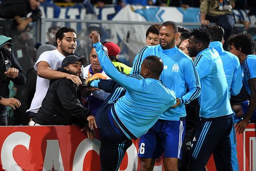 Kungfu huyền ảo, Patrice Evra bị đuổi khỏi Marseille - Ảnh 2.