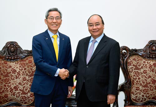 Thủ tướng Nguyễn Xuân Phúc tiếp ông Yoon Jong-kyoo, Chủ tịch Tập đoàn Tài chính KB Kookmin (Hàn Quốc), vào ngày 11-2 Ảnh: Văn phòng Chính phủ