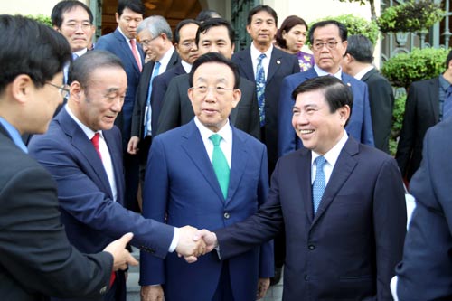 Chủ tịch UBND TP HCM Nguyễn Thành Phong với ông Kim Kwan Yong cùng các đại biểu Ảnh: TTXVN