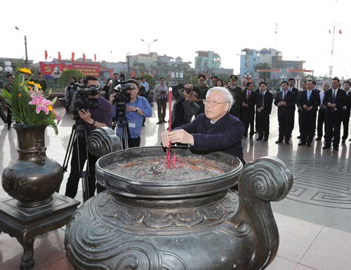 Tổng Bí thư Nguyễn Phú Trọng cùng các đại biểu thắp hương tại tượng đài Tổng Bí thư Trường Chinh Ảnh: TTXVN