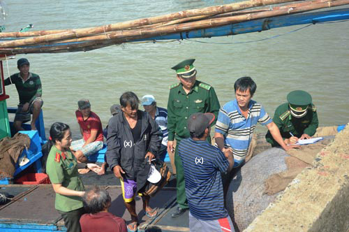 Hai ngư dân Philippines (x) bị nạn được ngư dân Việt Nam cứu sống sau 7 ngày trôi dạt trên biển