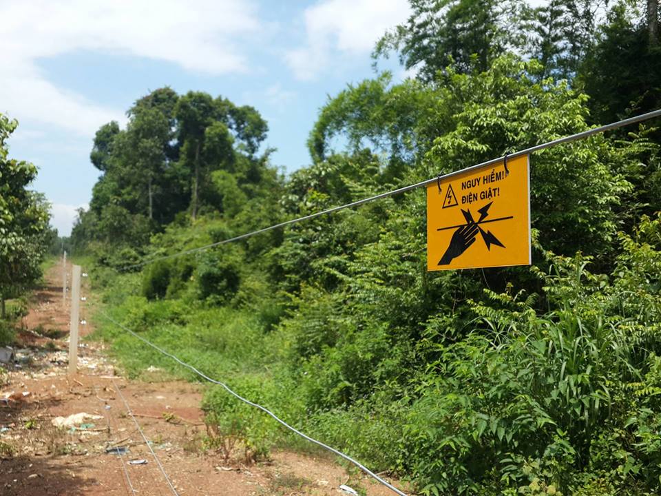 Cảnh báo nguy hiểm ở hàng rào điện ngăn voi - Báo Người lao động