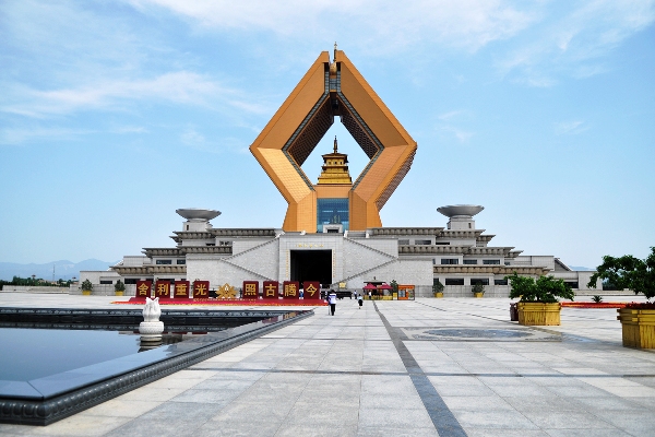 Bi ẩn Bảo Vật Ngan Năm Trong Ngoi Chua Lớn Nhất Trung Quốc Bao Người Lao động