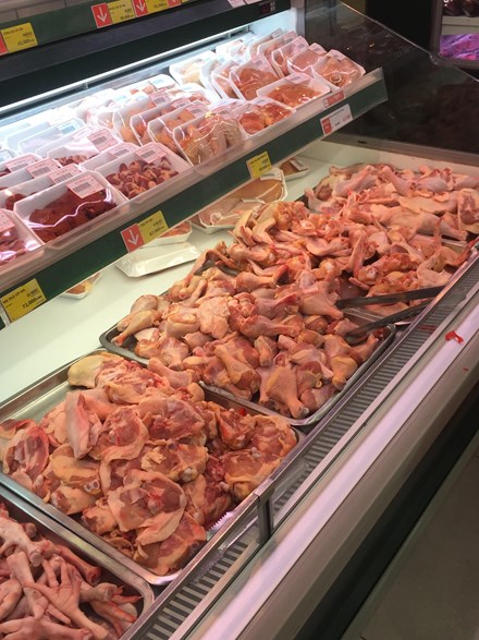 Giá thịt đến tay người tiêu dùng cao gấp 2-3 lần giá xuất chuồng, bởi phải cõng biết bao chi phí. Ảnh: T.Trang