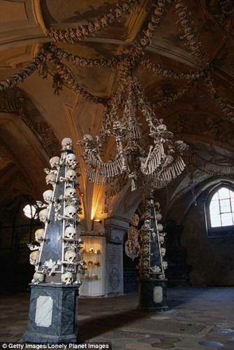 Bên trong nhà thờ trang trí bằng xương người độc nhất thế giới - Ảnh 3.