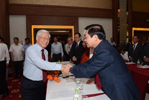 Tổng Bí thư Nguyễn Phú Trọng thăm hỏi các đại biểu tại hội nghị Ảnh: LÊ KHÁNH
