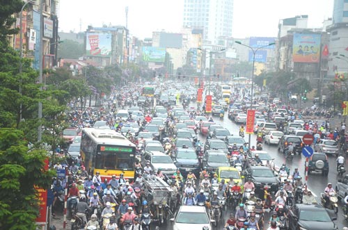 Đường phố ở Hà Nội lúc nào cũng ken cứng phương tiện