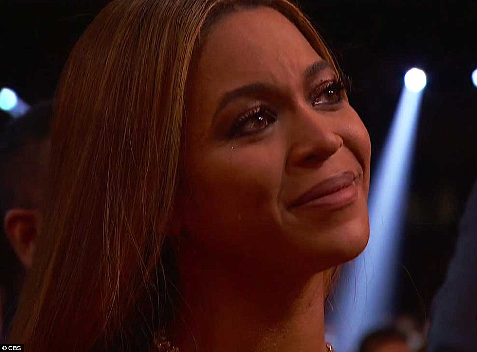 Beyonce rơi nước mắt vì Adele phá cúp tặng mình